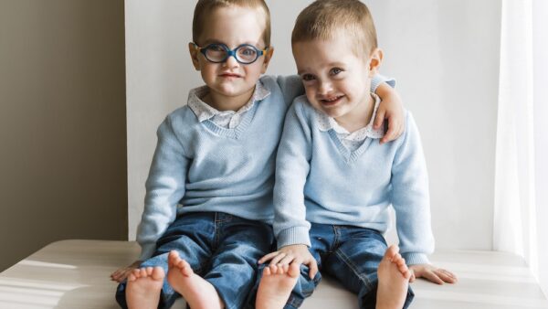 Study reveals early developmental gaps in twins compared to siblings