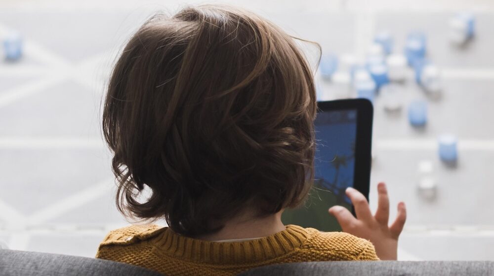 Mixed messages on kids’ screen time leaves parents feeling overwhelmed