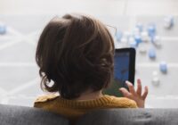Mixed messages on kids’ screen time leaves parents feeling overwhelmed